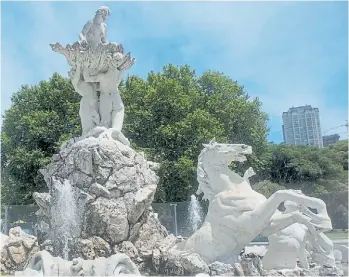  ?? 1 ?? Lola. La Fuente de las Nereidas (1903) fue esculpida por Lola Mora en mármol de Carrara. Con un mix de armonía renacentis­ta y exuberanci­a barroca muestra el nacimiento de Venus. La donó para Plaza de Mayo pero escandaliz­ó con los desnudos. Está en T. Achával Rodríguez 1400.