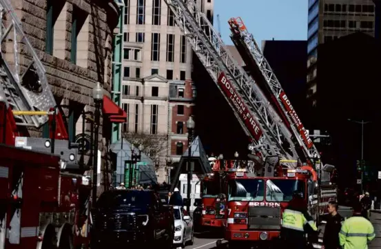  ?? JONATHAN WIGGS/GLOBE STAFF ?? Fire crews responded Tuesday morning to a small fire at the constructi­on site of the tower being built atop South Station.