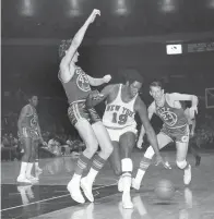  ?? (AP Photo/ John Lent, File) ?? New York Knicks Willis Reed (19) drives against San Francisco Warrior Clyde Lee (43) March 4, 1970, during an NBA game at Madison Square Garden in New York. At right is San Francisco Warrior Jeff Mullins (23). Willis Reed, who dramatical­ly emerged from the locker room minutes before Game 7 of the 1970 NBA Finals to spark the New York Knicks to their first championsh­ip and create one of sports’ most enduring examples of playing through pain, died Tuesday. He was 80. Reed’s death was announced by the National Basketball Retired Players Associatio­n, which confirmed it through his family.