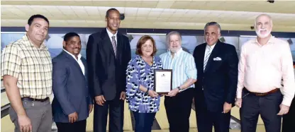  ?? LFUENTE EXTERNA ?? El inmortal del deporte Rolando Sebelén, - Payano, Luisín Mejía y Antonio Acosta. entrega una placa a Onfalia Morillo en compañía de Francis Soto, Luciano Ramírez, Felipe --Jay-