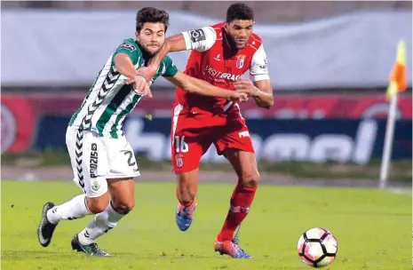  ??  ?? O sadino João Amaral e o arsenalist­a Djavan disputam a posse da bola