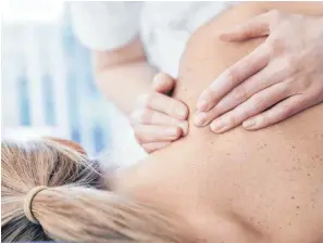  ?? FOTO: SCIENCE PHOTO LIBRARY ?? Erste Hilfe bei Schmerzen in der Schulter: eine wohltuende Massage.