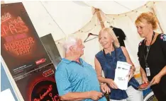  ?? Foto: Alexander Kaya ?? Manfred Paulus im Gespräch mit Vh Chefin Dagmar Engels und Frauenbüro Leiterin Diana Bayer auf dem Donaufest (von links).