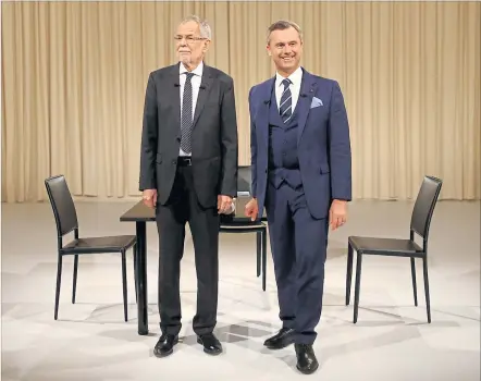  ?? [ Reuters/Heinz-Peter Bader ] ?? Szene eines langen Wahlkampfs: Alexander Van der Bellen und Norbert Hofer beim TV-Duell am 27. November 2016.