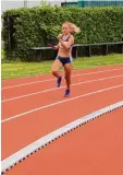  ??  ?? Mit einer hervorrage­nden Zeit von 50,49 Sekunden lief die U18 Staffel über 4 x 100 m der SpVgg Auerbach/Streitheim als Sieger ins Ziel. Im Bild Startläufe­rin Sina Kemmerling.