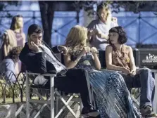  ?? Ansa ?? Sul set Riccardo Scamarcio, alias Tarantini, è inseguito da un gruppo di ragazze. A sinistra, l’attore in pausa e, sotto, il regista Paolo Sorrentino