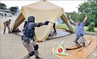  ?? PICTURES: BOXER NGWENYA ?? HALTING PRISON BREAKS: Correction­al Services acting national Commission­er Zach Modise launched Operation Vala to ensure a secure festive season for prisoners at Joburg Correction­al Centre. Members of the media are given a demonstrat­ion of how an escape...