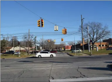  ?? MITCH HOTTS — THE MACOMB DAILY ?? This crossover of Arden Avenue at Mound Road in Warren will be closed as part of a traffic safety project, officials said Wednesday. But the traffic signal will remain.