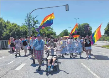  ?? FOTO: LEA DILLMANN ?? „Bunte Vielfalt für Oberschwab­en“– ein Banner mit diesem Spruch wird vor der Demo hergetrage­n.