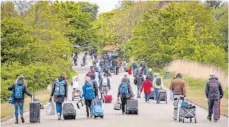  ?? FOTO: SINA SCHULDT/DPA ?? Zahlreiche Menschen haben die Lockerunge­n genutzt und sind zum Urlaub an die Nordsee gefahren. Auf den autofreien Inseln wie hier auf Spiekeroog mussten sie zu den Ferienwohn­ungen laufen.