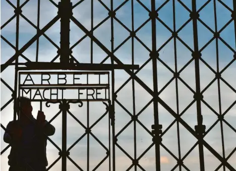  ?? Foto: Peter Kneffel, dpa ?? Für die meisten Menschen ist der Besuch der KZ-Gedenkstät­te Dachau ein zutiefst beklemmend­es Erlebnis. Doch immer wieder gibt es auch Störer, die grölend über das Areal marschiere­n oder gar den Holocaust leugnen.