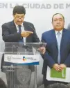  ??  ?? Acusación.El gobernador Javier Corral (izq.) dijo que la PGR desestimó las pruebas en contra del ex secretario General Adjunto del PRI.