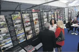  ??  ?? Un salon où toutes les facettes de l’immobilier se concentren­t sur un seul site, place Masséna. (Photos Cyril Dodergny)