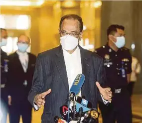  ?? PIC BY MOHD FADLI HAMZAH ?? Lead prosecutor Datuk V. Sithambara­m speaking at a press conference at the Court of Appeal in Putrajaya yesterday.