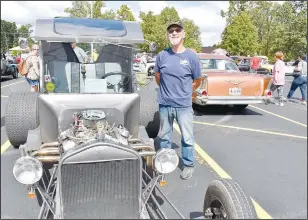  ?? ?? Bob Munro of Bentonvill­e shows off his 1915 C-Cab police paddy wagon.