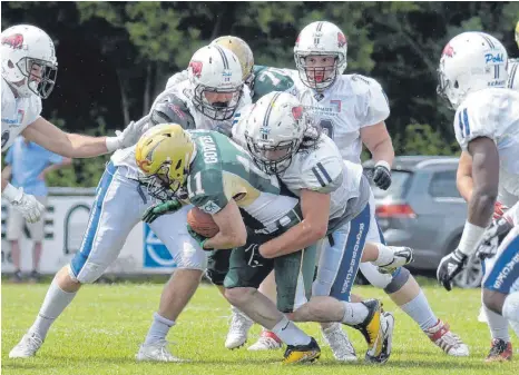  ?? FOTO: FLORIAN WOLF ?? Walter Nazarenus packt zu – und bringt Zain Gower, Running Back der Montabaur Fighting Farmers, zu Fall.