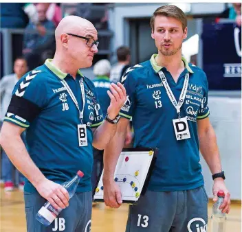  ?? FOTO: RUPPENTHAL ?? Nach der Entlassung von Jörg Bohrmann (links) übernimmt nun sein bisheriger Assistent Philipp Kessler die sportliche Leitung beim Handball-Zweitligis­ten HG Saarlouis.