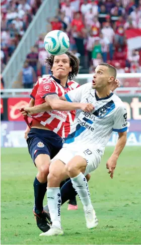  ?? ?? GONZÁLEZ y Canales pelean el balón el torneo pasado en la Jornada 7.