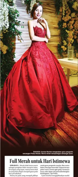  ??  ?? BAHAGIA: Annisa Rachim mengenakan gaun pengantin rancangan Priska Henata. Warna merah mempertega­s semangat acara.
luxury,
ball gown
