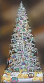  ??  ?? The perfect background for one’s Instagram photo is this giant Christmas tree at Robinsons Galleria.