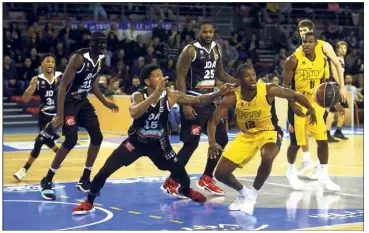  ?? (Photos Laurent Martinat et S. B.) ?? Fofana et les joueurs du HTV s’étaient imposés de justesse lors du match aller. Le dernier succès des Varois, d’ailleurs...