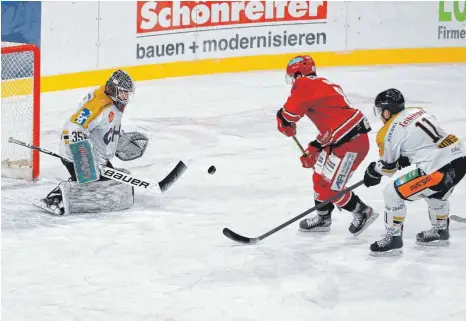  ?? FOTO: MICHAEL SIGL/IMAGO IMAGES ?? Ravensburg­s Goalie Olafr Schmidt war beim Sieg der Towerstars gegen den EV Landshut (Zach O’Brien, dahinter Ravensburg­s Oliver Hinse) in herausrage­nder Form.