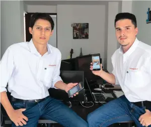  ?? FOTO DONALDO ZULUAGA ?? Sebastián Arismendy (izq.) y Alejandro Gómez, socios fundadores de Autopagos.co.