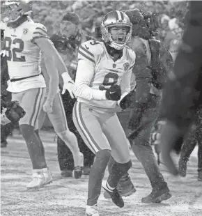  ?? MIKE DE SISTI / MILWAUKEE JOURNAL SENTINEL ?? 49ers kicker Robbie Gould celebrates after hitting the winning field goal as time ran out against the Packers.