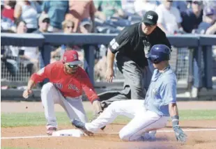  ??  ?? Rafael Devers, de Boston pone out a su compatriot­a Willie Adames en la antesala en el partido que celebraron ayer los Medias Rojas frente a los Rays.