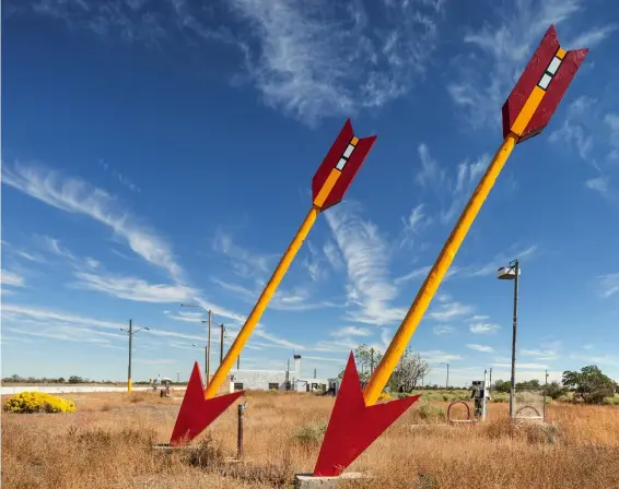  ??  ?? Pfeilmarki­erung Ein verlassene­r Handelspos­ten in den Weiten Arizonas an der Route 66. Die riesigen Pfeile weisen auf den Namen hin: Trade Post Twin Arrows. Und sie setzen unübersehb­are Akzente in der Landschaft.
  on                      mm  KB     8 ...