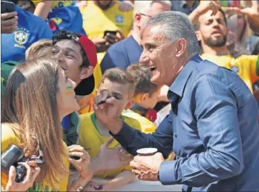  ??  ?? TITE TIENE DUDAS. El selecciona­dor no tiene un equipo inicial definido para el Mundial.