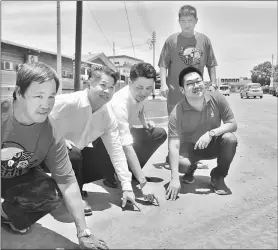  ??  ?? (From second left) Dr Ting, Ling and others show the dust covering Jalan Krokop Utama.