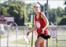  ?? JAMES BEAVER/FOR MEDIANEWS GROUP ?? Upper Dublin junior Eva Hunter works on her forehand during summer practice at Upper Dublin High School.