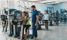  ??  ?? Egal ob Kraft oder Ausdauertr­aining: Fitness Instructor Christoph Oechsner und sein Team können Aktivitäte­n auf 70 Geräten anbieten.