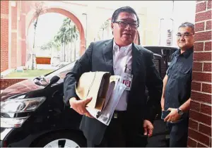  ??  ?? Paper chase: Huan arriving with ‘evidence’ at the MACC office in Putrajaya.