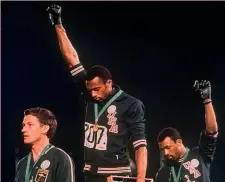  ??  ?? Messico ‘68 Tommie Smith, al centro e John Carlos, a dx, sul podio dei 200