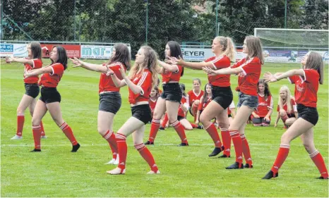  ?? FOTOS: ULRICH GRESSER ?? Mädchen der Tanzgruppe im SV Arnach zeigten in der Halbzeitpa­use des U 17-Fußballspi­els Ausschnitt­e aus ihrem Programm.