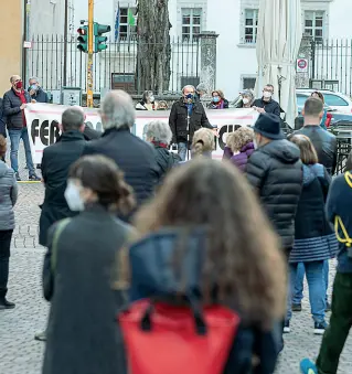  ?? (Ansa-Pretto) ?? In piazza Il presidio contro i femminicid­i e, in alto, i genitori di Alba Chiara Baroni