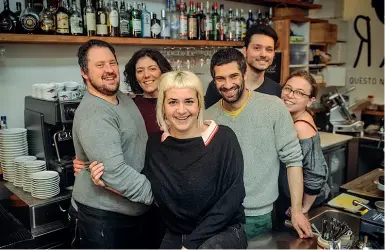  ??  ?? Corso San Gottardo La squadra di Rab dietro al bancone; sotto un particolar­e del locale (foto Corner/LaPresse)