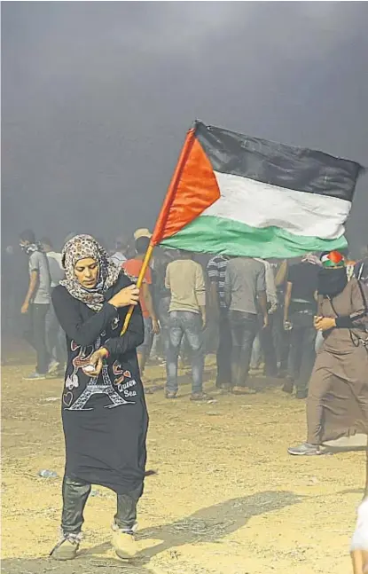  ?? (AP) ?? Otra protesta. La bandera palestina, en medio del humo, durante una nueva manifestac­ión en Gaza.