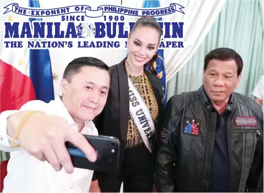  ??  ?? HOLD THAT POSE – Former Special Assistant to the President Bong Go takes a selfie with Miss Universe Catriona Gray and President Duterte at Villamor Air Base in Pasay City Thursday. Duterte had just planed in from Davao City when Gray paid a courtesy call on him. (King Rodriguez/ Malacanang photo)