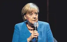  ?? FOTO: FABIAN SOMMER/DPA ?? Die ehemalige Bundeskanz­lerin Angela Merkel (CDU) antwortet im Berliner Ensemble auf Fragen von Alexander Osang.