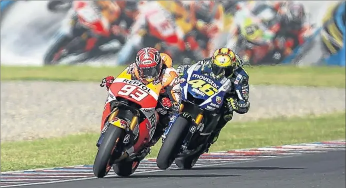  ?? DAVID FERNÁNDEZ / EE ?? Valentino Rossi a punto de superar a Marc Márquez, ayer en la carrera del GP de Argentina