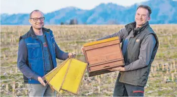  ??  ?? Bernd Böck (links) und Klaus Halder auf dem bisherigen Maisacker. Künftig soll dort eine Blumenwies­e mit Bienen zu finden sein.
