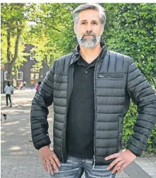  ?? FOTO: STEFAN AREND ?? Thomas Gerlach, stellvertr­etender Schulpfleg
schaftsvor­sitzender der GGS Großenbaum­er Allee, ärgert sich über den Unterricht­sausfall an der Großenbau
mer Schule.