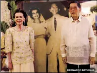  ?? BERNARDO BATUIGAS ?? Juan Ponce Enrile and his wife Cristina pose beside a photo of themselves as newlyweds at their 60th wedding anniversar­y celebratio­n last night.