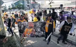  ??  ?? Aficionado­s de los Lakers en los alrededore­s del Staples Center.