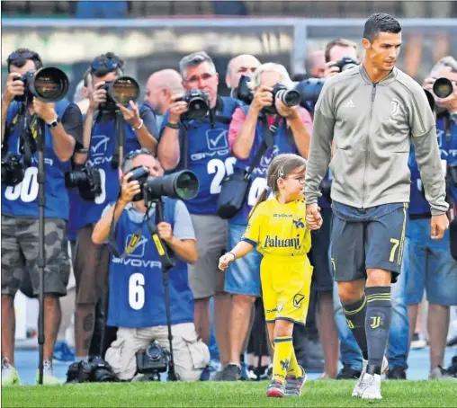  ??  ?? DEBUT EN ITALIA. Cristiano Ronaldo jugó ayer su primer partido oficial con la Juventus. No marcó pero su equipo ganó 2-3 al Chievo Verona e