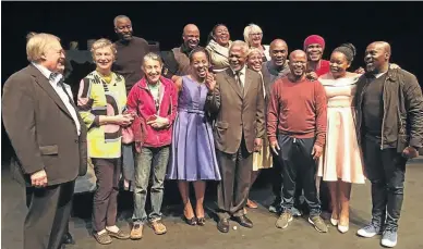  ??  ?? Former UN secretary-general Kofi Annan with the cast of local theatre production ‘The Suitcase’