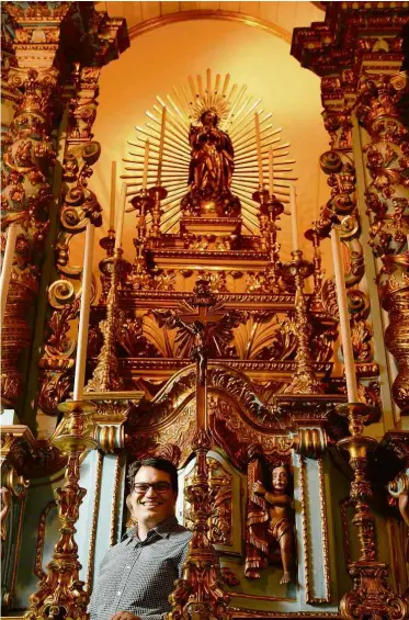  ?? Karime Xavier/Folhapress ?? O músico Delphim Rezende Porto, 32, idealizado­r do projeto ‘Sentidos do Sagrado’, na igreja da Ordem Terceira de São Francisco